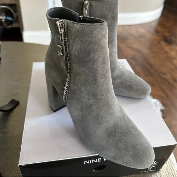 Nine West • Takes 9x9 Dark Gray Suede  • Ankle Booties • Size 7 - Picture 3 of 8